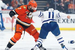 NHL | Zraněný Gudas si šel pro nakládačku. Toronto prahlo po pomstě a nahánělo českého kapitána - Sport.cz