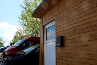 „Někdo na ten domeček šáhne a ruce mu zpřerážím.“ V Plzni se rozjel projekt obydlí pro bezdomovce - Novinky