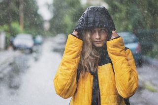 Na Česko se řítí déšť i sníh. Meteorologové museli změnit předpověď