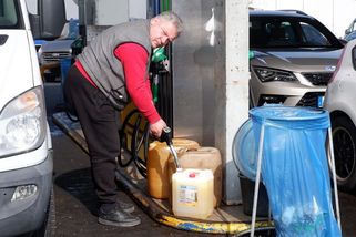 U benzinek v pohraničí kolabuje doprava. Němci si plní nádrže i kanystry - Seznam Zprávy