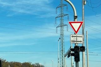 Konec přednosti zprava, řidiči si na to musejí rychle zvyknout. Kromě zničeného auta hrozí také vysoká pokuta