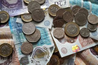 Rodiče po mně chtějí, abych přispívala na domácnost. Nevědí, že mám na účtu schované statisíce - Médium.cz