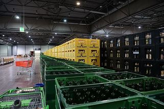 Zákazník chtěl obelstít automat na vratné lahve, n...