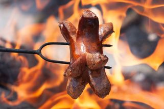 Jak správně nařezat špekáčky? Nejlepší buřty na ohni nejsou spálené, ale perfektně propečené! - Proženy.cz