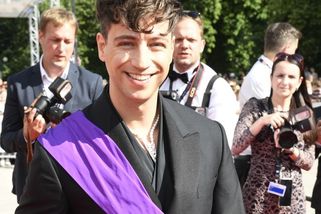 Módní odvaha Milana Peroutky: Ve Varech měl na krku stejný perlový klenot jako Jared Leto pro Vogue - Médium.cz