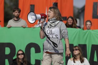 „Tady není tvoje dětské hřiště, Greto. Neotravuj.“...