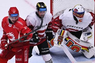 Čtyři flastry za dvě série. Poučím se, ale z dotěrného hokeje neslevím, říká třinecký Daňo - Sport.cz