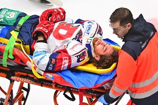 Chvíle hrůzy. Sedlák po děsivém pádu opouštěl led na nosítkách, je stabilizovaný - Sport.cz