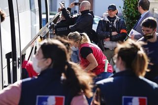 Zacházejí s námi hůř než s odpadem, stěžují si Ukrajinci. Z Británie je vracejí - Novinky