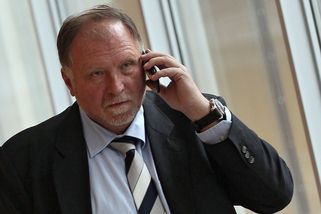 Půlhodina čekání a šacování advokátů ve věznici? „Nepřijatelné,“ vzkazuje Sokol