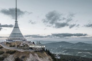 Nová lanovka na Ještěd bude mít prosklené stanice i zastávku s lávkou - Novinky