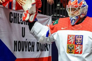 Nápisy na státní vlajce nejsou jen její buranské znectění. Je to i nezákonné - Médium.cz