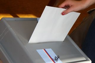 Končící vládu porazila jen a jen její neochota otevírat v krizi sýpky - Médium.cz