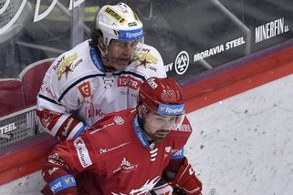 Se vším respektem, co Jágrovi prochází, je až trapné, pousmál se třinecký bek Doudera - Sport.cz