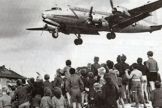 Rozinkové bombardéry a tisíce tun potravin: Jak Stalin prohrál blokádu Západního Berlína - Médium.cz