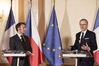 Česko a Rumunsko si stěžují na Macronovu krizovou schůzku v Paříži - Seznam Zprávy