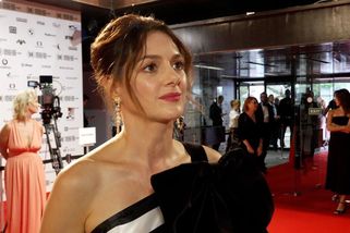 Největší šaty závěru festivalu ve Varech? Róba Kláry Issové se šila ze sedmi metrů látky