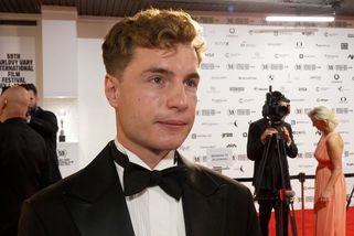 Vítěz StarDance Oskar Hes vyvedl svoji krásnou přítelkyni Dorotu! Takhle zářili na červeném koberci ve Varech