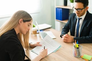 „Vaše výstřihy mi komplikují soustředění,“ řekl jsem sekretářce. Její odpověď mě stála autoritu - Médium.cz