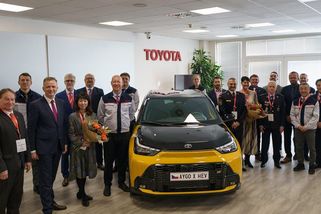Proč spalovací auta zdražila? Dotují ta elektrická, říká šéf kolínské Toyoty