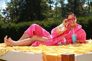 Milan Peroutka provokuje hejtry rozvalený v růžovém županu u bazénu