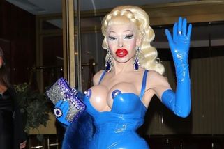 Majitelka údajně nejdražšího těla na světě provokovala na večírku. Transgender ikoně vylezla prsa ven