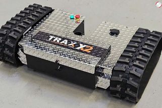 Pásovec Trax X2 utáhne až 5,5 tuny. Pomůže i těm, kteří neumějí couvat s karavanem