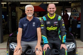 Petr Pavel prohnal auto, které žádný jiný prezident neřídil. A rovnou na okruhu! Překvapil i zkušeného profíka - Garáž.cz