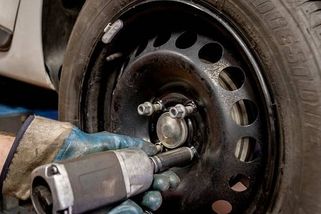 Zimní pneumatiky v létě? Někde za to padají vysoké pokuty. Rozhoduje malý detail