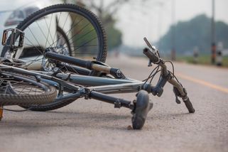 Stále více cyklistů naráží do otevřených dveří aut. Experti doporučují „holandský úchop“ - Echo24.cz