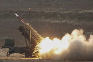 Ukrajina, či Blízký východ? USA řeší zbraňové dilema, píše WP