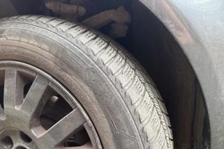 Je červen a někteří mají stále zimní pneu. Přináší to přitom jen negativa, hlavně pro peněženku