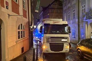 Slepě věřil navigaci. Řidič kamionu uvázl v historickém centru Prahy - Novinky