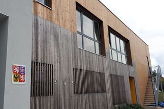 Odešla už i uklízečka. Magistrát si neví rady se školou, kterou kvůli ředitelce opouští personál - Novinky