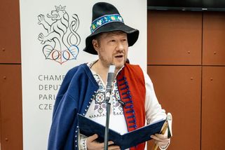 Němcová klečí na kolenou. Umělá inteligence? Nevěřila vlastním očím kvůli Okamurovi v moravském kroji - Echo24.cz