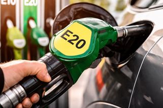 Sotva si řidiči zvykli na benzin E10, už se mluví o E20. Zvládnou ho starší auta?