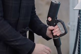 Revoluční palivo brzy na benzínkách: Zachrání svět aut a pošle elektřinu do kytek. Zastoupí benzín i naftu