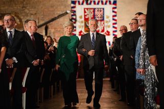 Stylové momenty z Hradu: Pavlová i Geislerová zazářily v elegantních modelech - Novinky