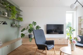 Chytře navržené skříně doplněné květinami proměnily domov v městskou džungli - Novinky