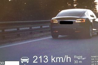 Hazard na dálnici D1, Tesla se řítila Vysočinou rychlostí 213 km/h - Novinky
