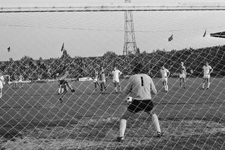 „Sportu zdar a fotbalu zvlášť, vážení přátelé televizní kopané!“ aneb sport v médiích za socialismu - Médium.cz