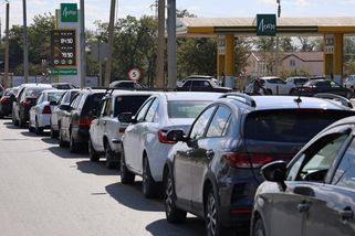 Nekonečné fronty, prudký růst cen i krádeže benzinu z aut. Palivová krize v Rusku ‚se stává systémovou‘