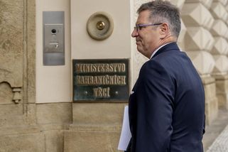 Slovenský velvyslanec v Černínském paláci protestoval proti účasti Rakušana na protivládní demonstraci - Novinky