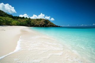 Čtveřice Čechů si na 55 let pronajala opuštěný ostrov. Budují