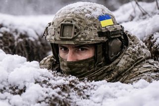 Video: Rusové uvěznili Ukrajince v hodně nepříjemné situaci a už měl na kahánku. Záchranný tým ho na poslední chvíli vysekal