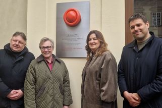 Jako z pohádky, vzpomněla na návštěvu Alžběty II. exprimátorka Brna. Na zdi radnice královnu připomíná klobouček - Novinky