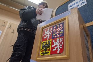Mladí to chtějí vzít do svých rukou. K druhému kolu se chystá přes 80 procent voličů - Novinky