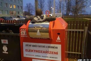 Muž se v Kladně nedokázal sám dostat z kontejneru na elektroodpad