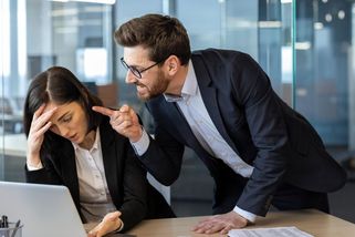 Šéf na ženu pořvával bramboro. Soud to označil za rasismus a přiznal jí statisíce - Novinky