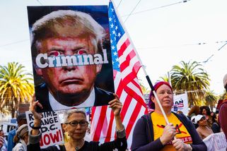 Masivní protesty proti Trumpovi v USA: V ulicích byly miliony lidí. Prezident hrál golf